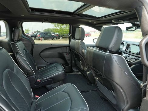 Used 2025 Chrysler Pacifica Limited FWD image 24