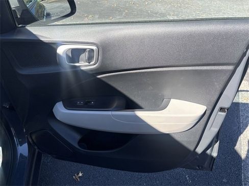 Used 2024 Hyundai Venue SEL image 24