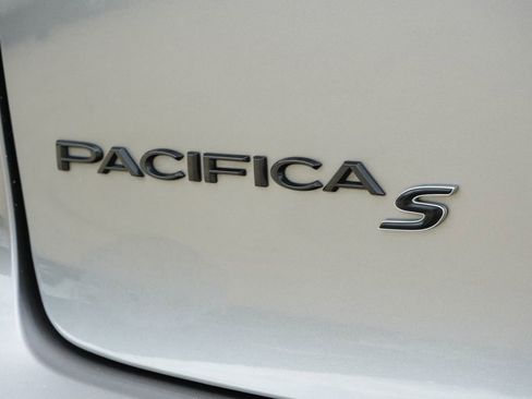 Used 2018 Chrysler Pacifica Touring Plus w/ S Appearance Package FWD image 8