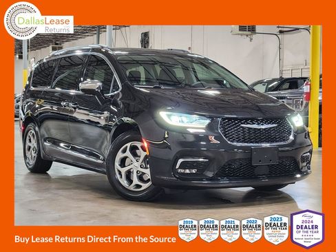 Used 2023 Chrysler Pacifica Limited w/ Uconnect Theater Family Group FWD image 1