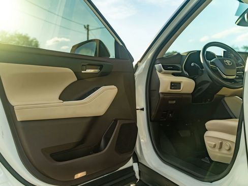 Used 2021 Toyota Highlander XLE image 20