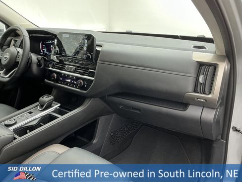 Used 2024 Nissan Pathfinder Platinum image 25