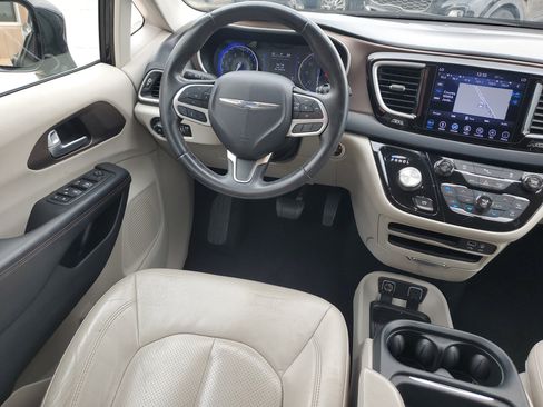 Used 2018 Chrysler Pacifica Touring-L FWD image 11