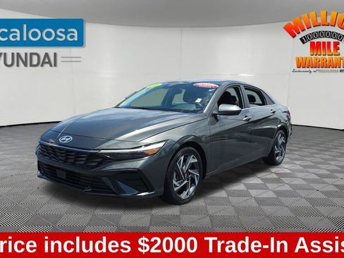 Used 2025 Hyundai Elantra SEL FWD image 3