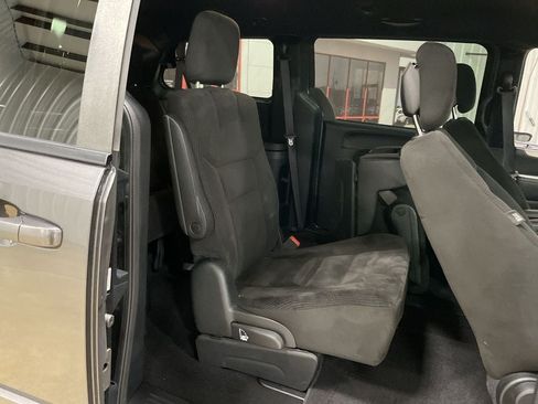 Used 2016 Dodge Grand Caravan SXT FWD image 27