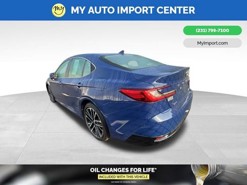 Used 2025 Toyota Camry XLE FWD image 5