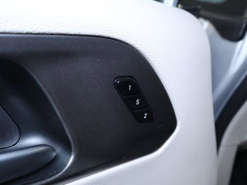 Used 2024 Chrysler Pacifica Touring-L image 13