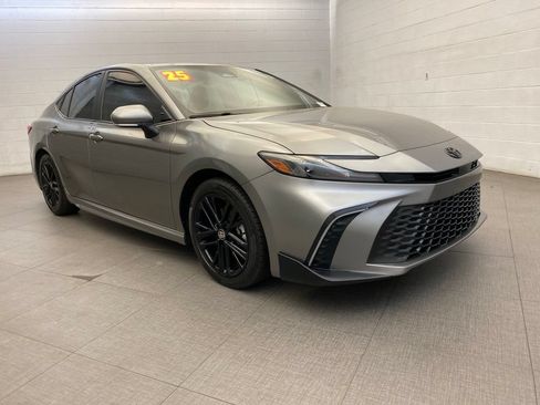 Used 2025 Toyota Camry SE w/ Convenience Package FWD image 4