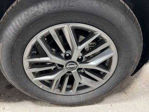 Used 2023 Nissan Rogue S image 40