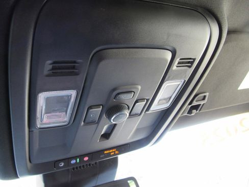 Used 2025 GMC Yukon XL Denali AWD/4WD image 27