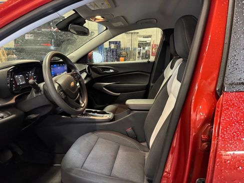 Used 2024 Chevrolet Trax LS w/ LS Convenience Package FWD image 11
