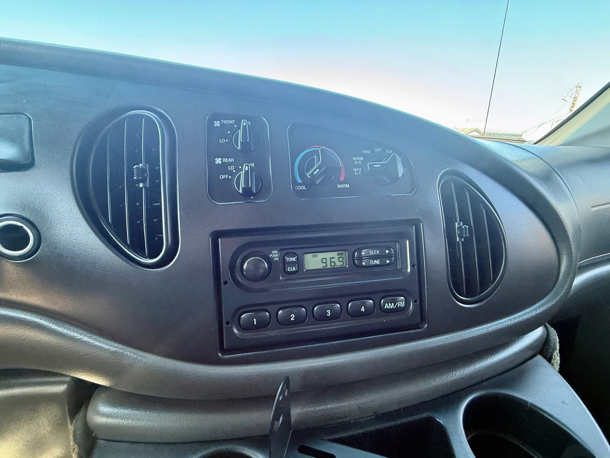 Used 2008 Ford E-350 and Econoline 350 Extended Super Duty RWD image 11