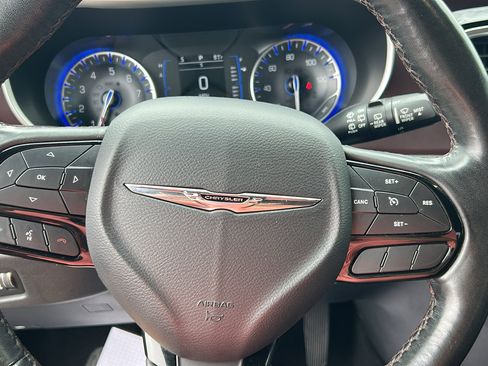 Used 2020 Chrysler Pacifica Touring-L image 27