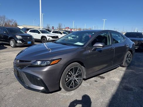 Used 2022 Toyota Camry SE image 3