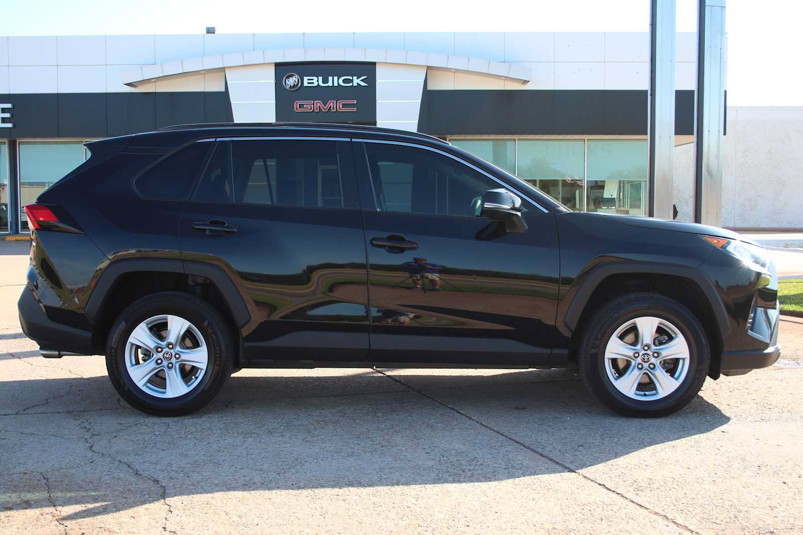 Used 2020 Toyota RAV4 XLE FWD image 17