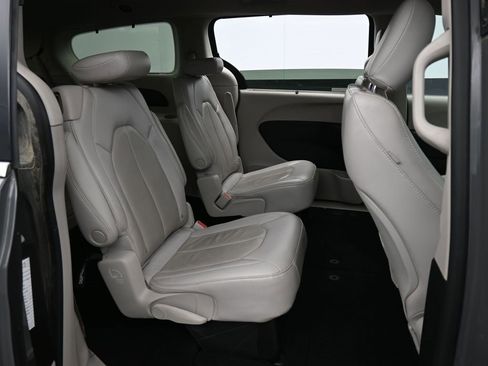 Used 2021 Chrysler Pacifica Touring-L image 39