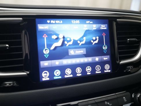 Used 2020 Chrysler Pacifica Touring-L Plus w/ S Appearance Package FWD image 22