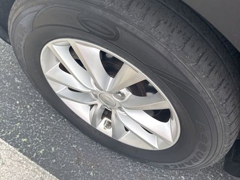 Used 2017 Kia Sorento LX w/ LX Convenience Package image 5