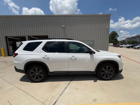 Certified 2024 Honda Pilot Sport image 9