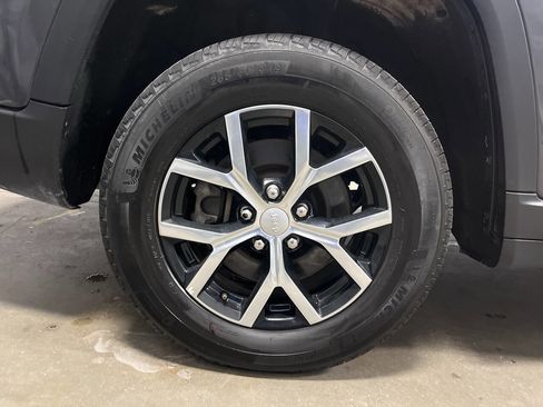 Used 2024 Jeep Grand Cherokee L Limited w/ Luxury Tech Group II image 12