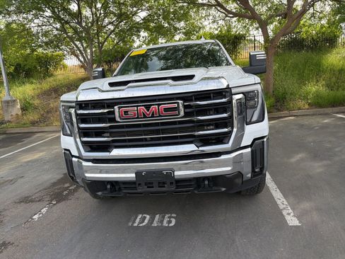 Used 2024 GMC Sierra 2500 SLT image 2