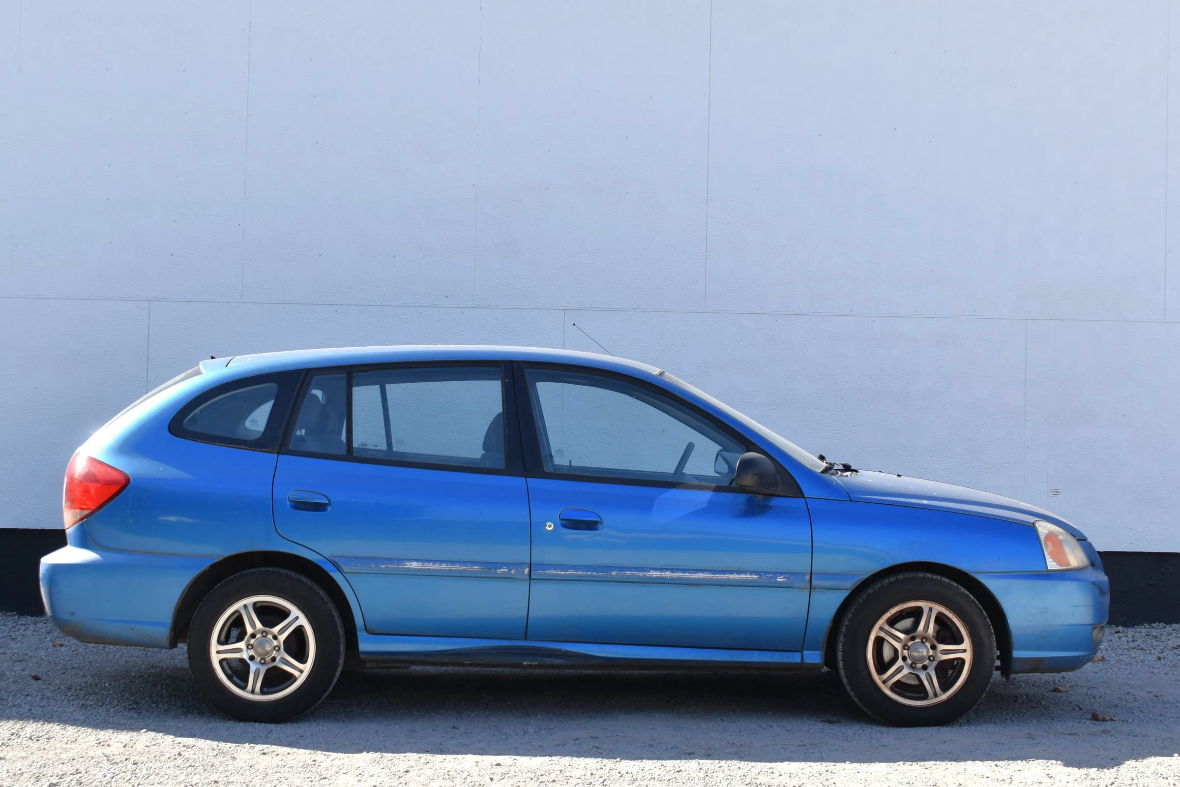Used 2003 Kia Rio Cinco FWD image 4