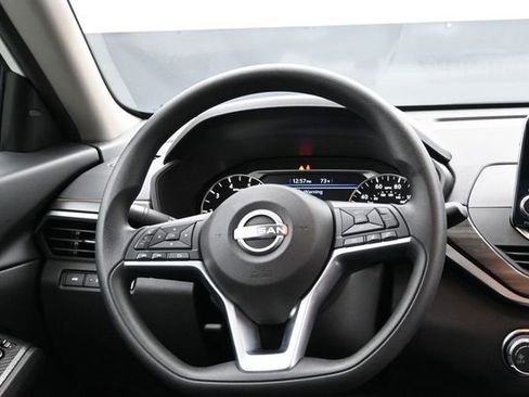 Used 2025 Nissan Altima 2.5 SV FWD image 14