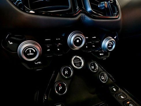 Used 2022 Aston Martin V8 Vantage Coupe image 31