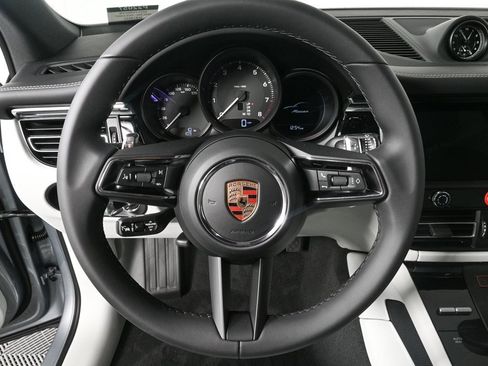 Certified 2025 Porsche Macan image 8