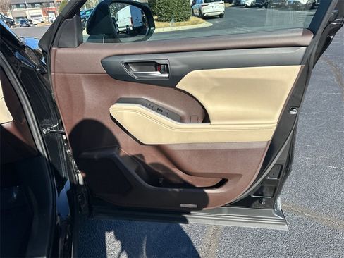 Used 2021 Toyota Highlander XLE image 14