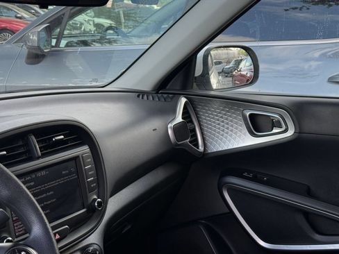 Used 2025 Kia Soul LX w/ LX Technology Package FWD image 32