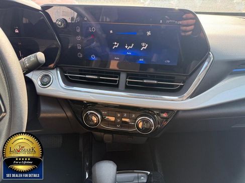 Used 2025 Chevrolet Trax LT image 17