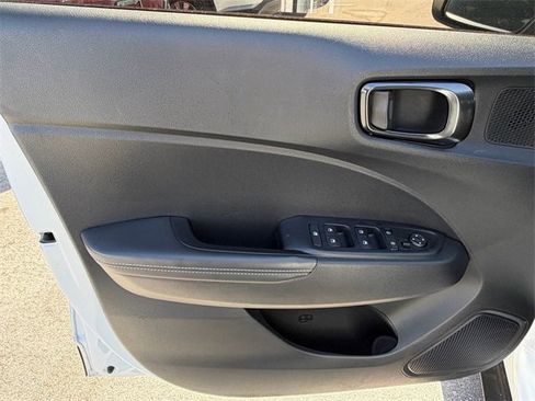 Used 2024 Hyundai Venue Limited image 13