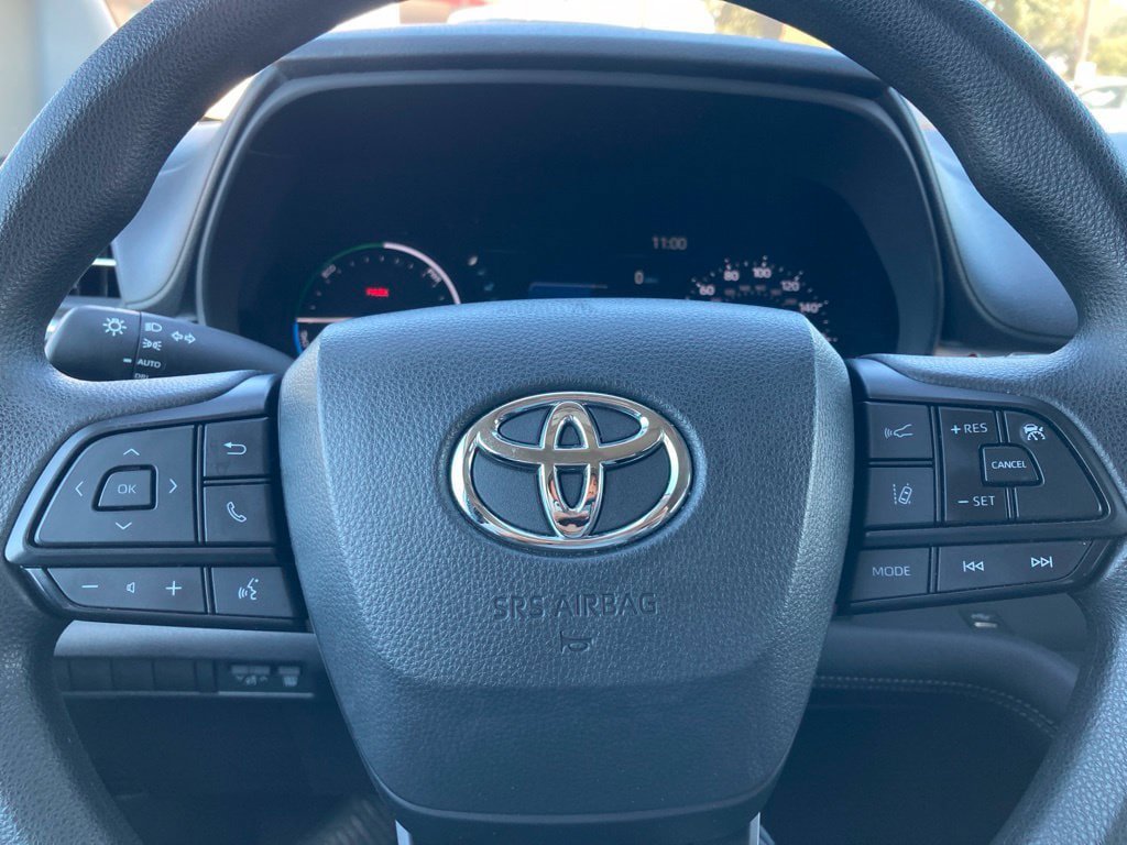 Used 2025 Toyota Sienna LE FWD image 19