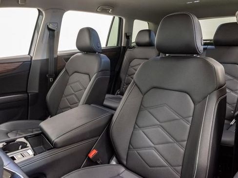 Used 2025 Volkswagen Atlas SE AWD/4WD image 8
