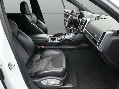 Used 2014 Porsche Cayenne GTS image 27