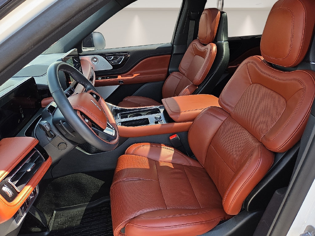 Used 2025 Lincoln Aviator Reserve w/ Equipment Group 201A AWD/4WD image 14