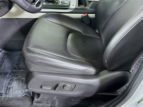 Used 2023 Kia Carnival LX image 24