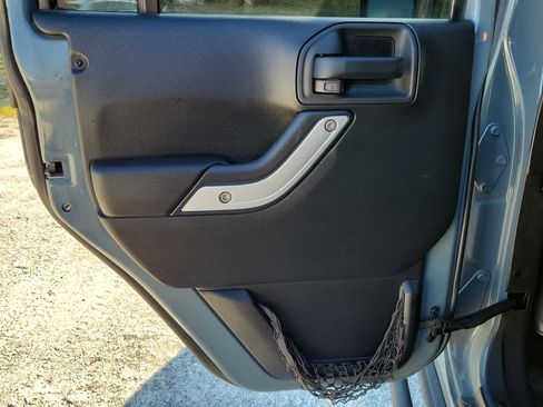 Used 2014 Jeep Wrangler Unlimited Rubicon w/ Connectivity Group image 9