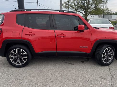 Used 2015 Jeep Renegade Latitude w/ Cold Weather Group FWD image 9