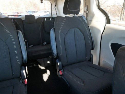Used 2023 Chrysler Voyager LX image 15