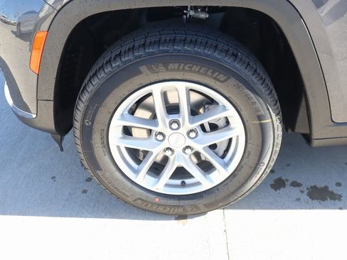 New 2025 Jeep Grand Cherokee L Laredo image 17