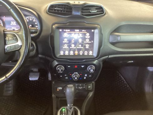 Used 2020 Jeep Renegade Latitude w/ UConnect 8.4 Nav Group AWD/4WD image 11