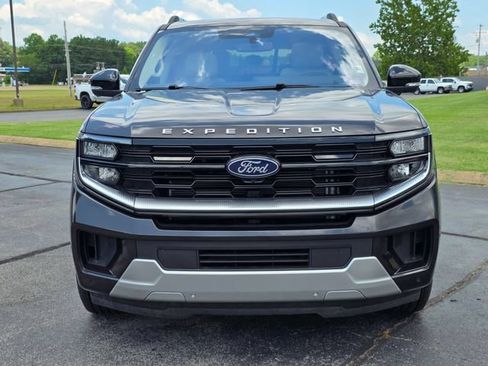 Used 2025 Ford Expedition Platinum w/ Driver's Package AWD/4WD image 4