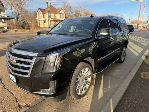 Used 2017 Cadillac Escalade Luxury AWD/4WD image 2