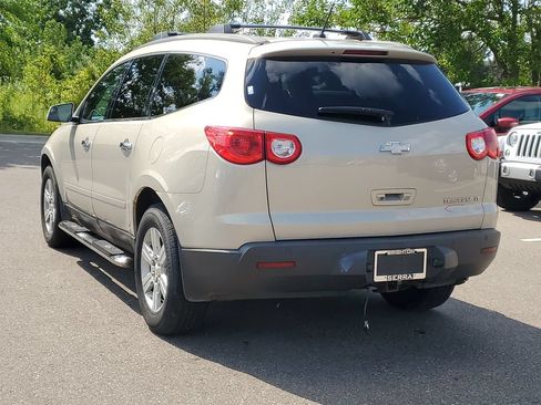 Used 2011 Chevrolet Traverse LT FWD image 2