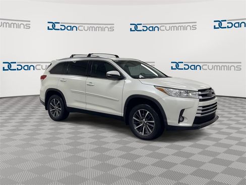 Used 2019 Toyota Highlander XLE image 2