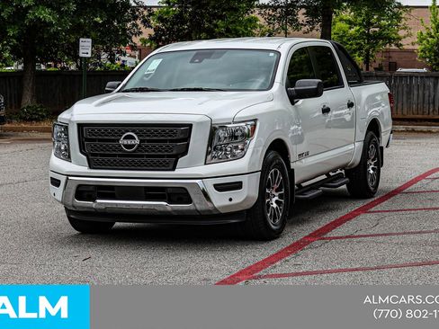 Used 2024 Nissan Titan SV w/ SV Convenience Package RWD image 4