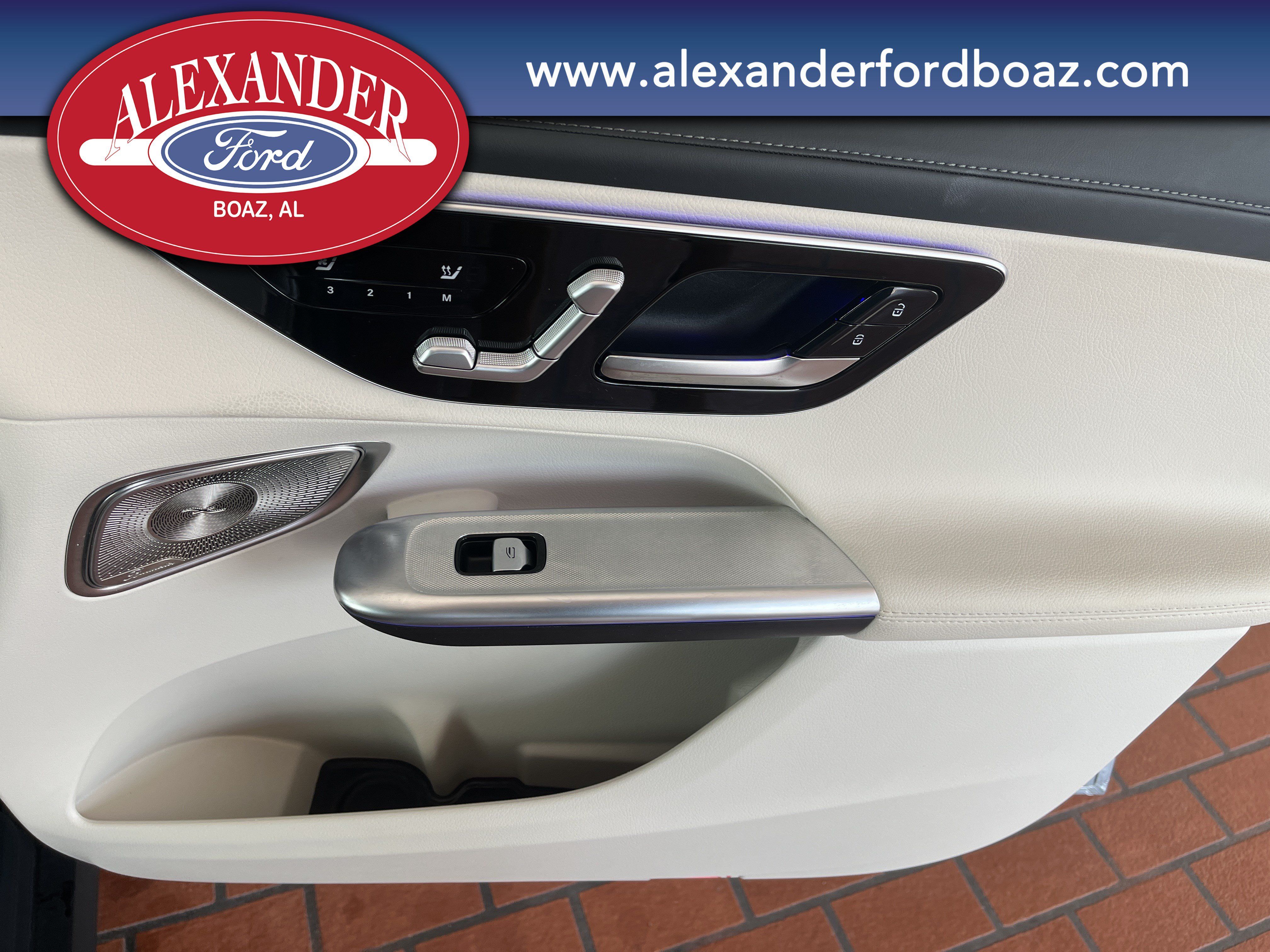 Used 2025 Mercedes-Benz GLC 300 4MATIC image 15