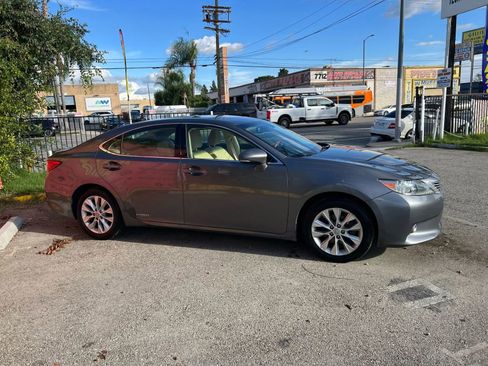 Used 2013 Lexus ES 300h w/ Luxury Pkg image 4